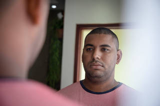 RIO DE JANEIRO, RJ, BRASIL, 06-11-2020, . Douglas da Mata, em sua casa. Ele foi preso por causa de um reconhecimento errado, e depois inocentado. Reportagem mostra erros no reconhecimento fotográfico na delegacia/fórum, que acaba resultando na prisão d