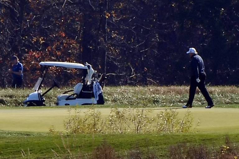 Trump se dirige a carrinho de golfe durante a partida