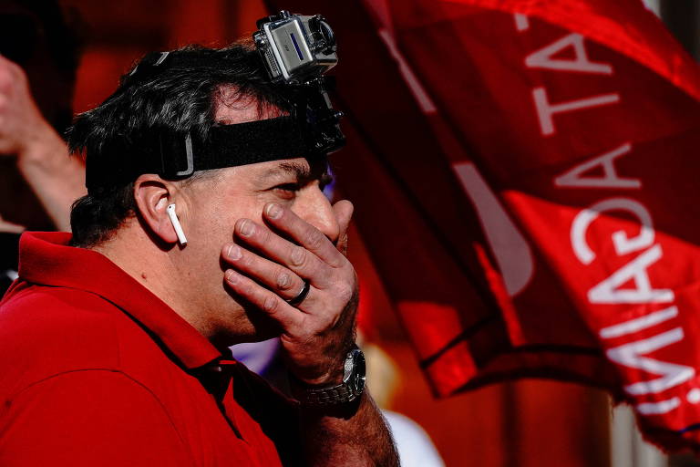 Manifestante lamenta anúncio de vitória de Joe Biden na corrida presidencial