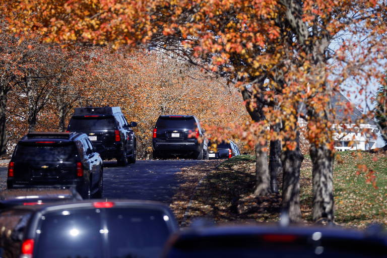 A comitiva do republicano chega ao Trump National Golf Club em Sterling, no estado da Virgínia