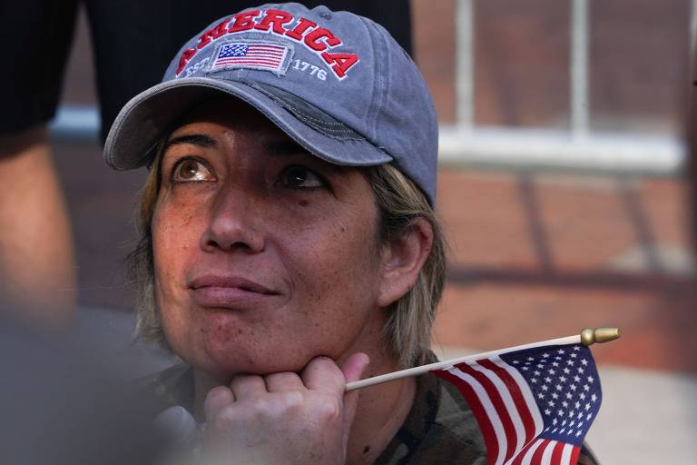 Apoiadora de Donald Trump lamenta em frente a centro de convenções na Pensilvânia o anúncio da vitória de Joe Biden