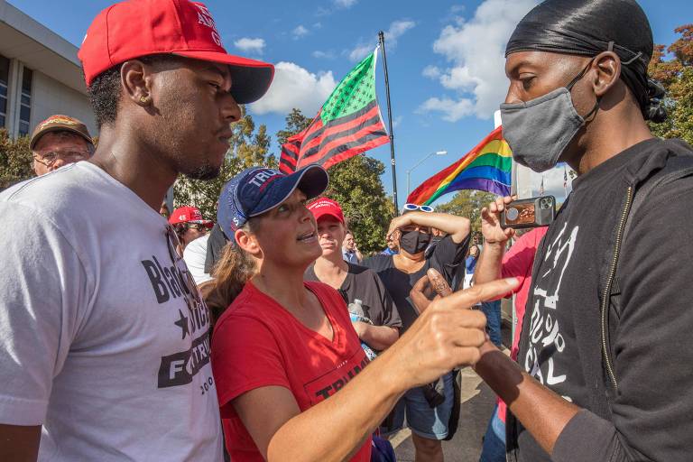 Apoiadores de Trump, à esquerda, discutem com manifestante do grupo Black Lives Matter em Raleigh, na Carolina do Norte, em evento batizado de "Protect The Results"