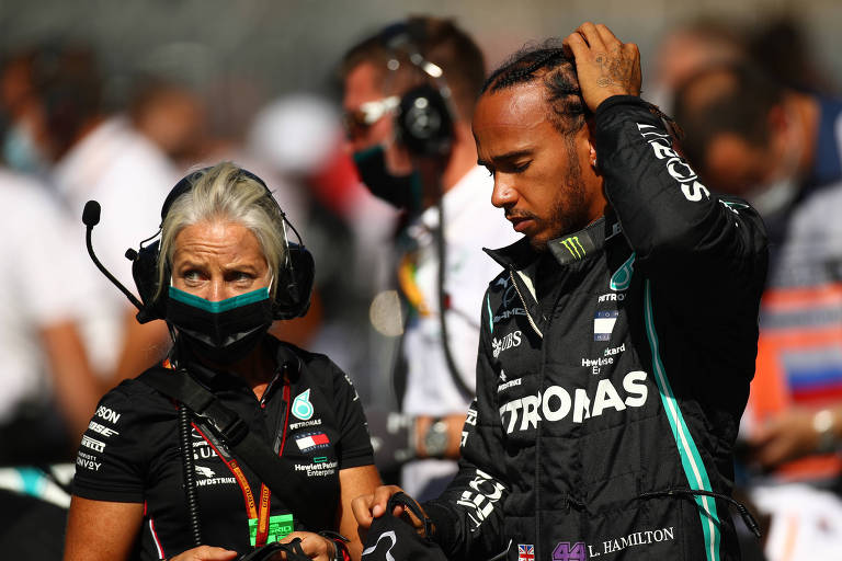 Angela Cullen ao lado de Lewis Hamilton no autódromo de Sochi, durante o fim de semana do GP da Rússia