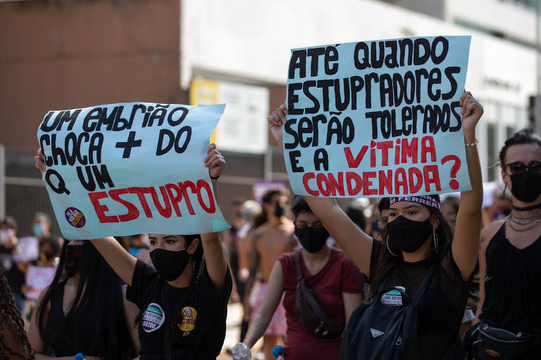 Manifestação por justiça no caso Mari Ferrer, organizado por entidades feministas no Vão Livre do Masp com caminhada pela Avenida Paulista e a rua da Consolação em novembro de 2020 