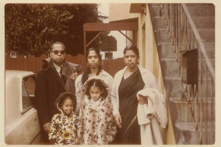 Kamala Harris com a mãe, Shyamala Gopalan, no centro, sua irmã, Maya, embaixo à esq., e seus avós maternos, P.V. e Rajam Gopalan