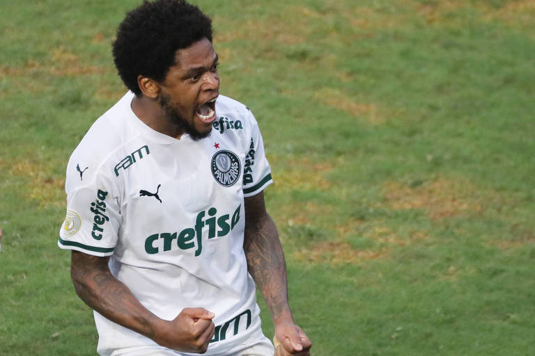 Luiz Adriano comemora gol do Palmeiras contra o Vasco