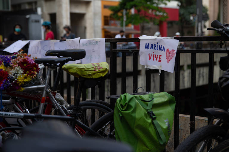 Ciclistas prestam homenagem à Marina Kohler Harkot, 28, ciclista atropelada na madrugada de domingo (8) na zona oeste de São Paulo; motorista fugiu sem prestar socorro