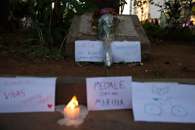 Ciclistas prestam homenagem à Marina Kohler Harkot, 28, ciclista atropelada na madrugada de domingo (8) na zona oeste de São Paulo; motorista fugiu sem prestar socorro