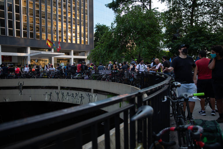 Ciclistas prestam homenagem à Marina Kohler Harkot, 28, ciclista atropelada na madrugada de domingo (8) na zona oeste de São Paulo; motorista fugiu sem prestar socorro