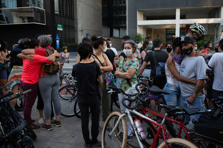 Ciclistas prestam homenagem à Marina Kohler Harkot, 28, ciclista atropelada na madrugada de domingo (8) na zona oeste de São Paulo; motorista fugiu sem prestar socorro