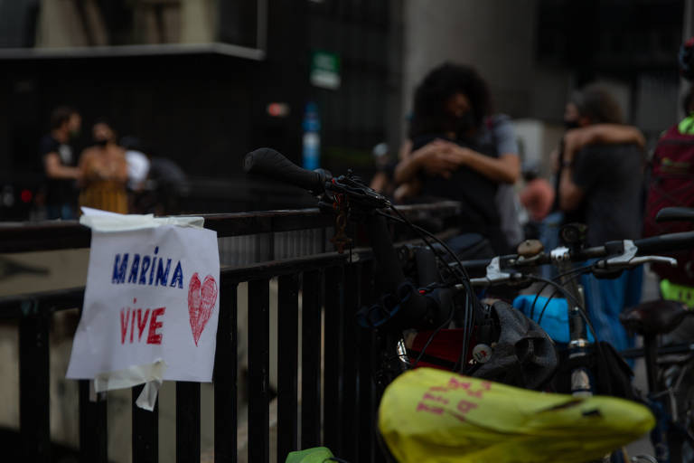 Ciclistas prestam homenagem à Marina Kohler Harkot, 28, ciclista atropelada na madrugada de domingo (8) na zona oeste de São Paulo; motorista fugiu sem prestar socorro