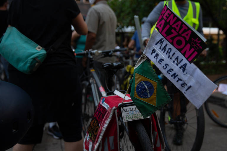 Ciclistas prestam homenagem à Marina Kohler Harkot, 28, ciclista atropelada na madrugada de domingo (8) na zona oeste de São Paulo; motorista fugiu sem prestar socorro