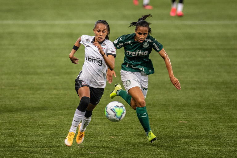 Adriana, do Corinthians, e Thais, do Palmeiras, disputam a bola durante dérbi no Allianz Parque 
