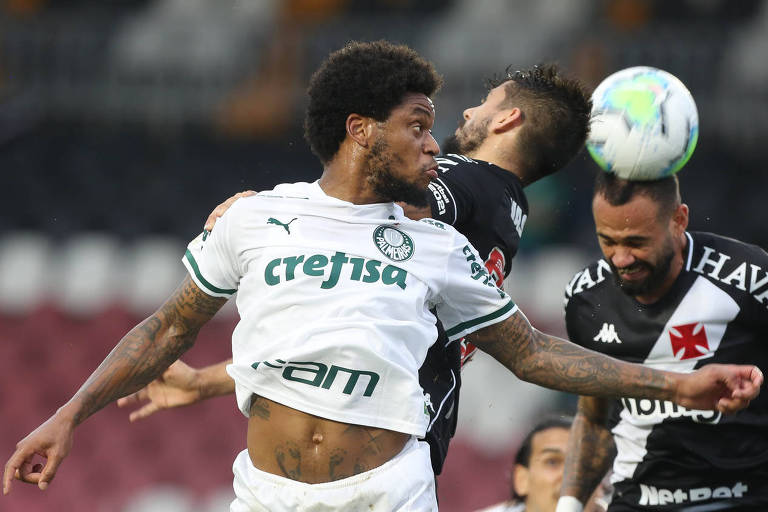 Luiz Adriano disputa a bola com a zaga vascaína durante a partida do Palmeiras com o Cruzmaltino em São Januário