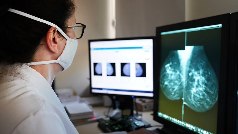 Médica radiologista analisa mamografias no Hospital de Amor de Barretos
