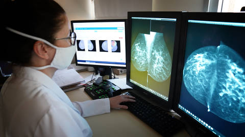 A médica radiologista Sílvia Sabino analisa mamografias realizadas no Hospital de Amor de Barretos (SP)
