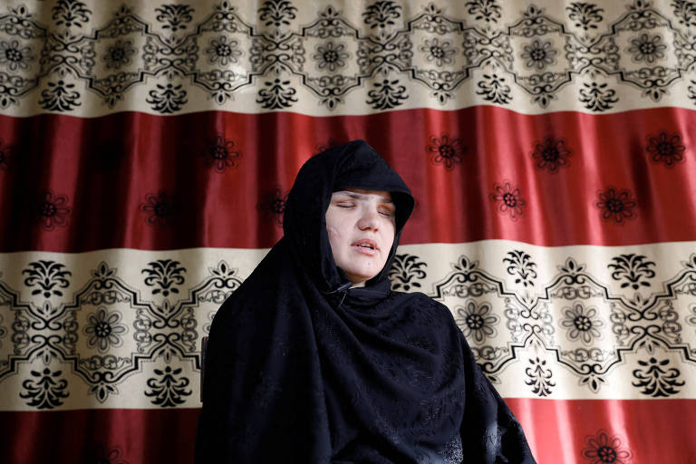 Khatera, mulher afegã de 33 anos que foi baleada e cega com faca
