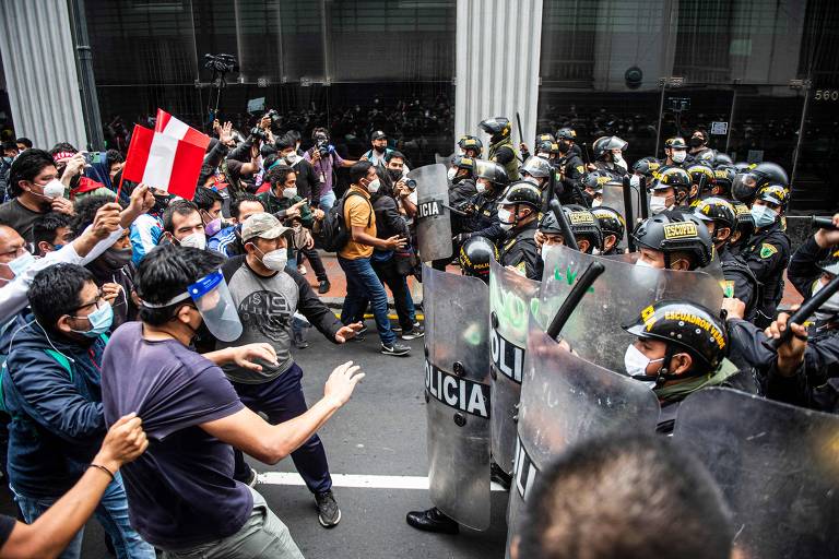 Manifestação contra o impeachment do ex-presidente Martín Vizcarra em Lima, na terça-feira (10)