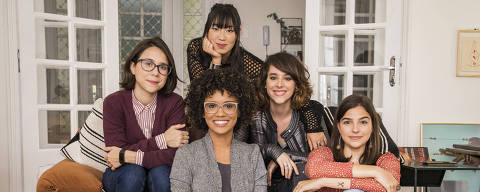 As Five - Benê (Daphne Bozaski), Tina (Ana Hikari) e Lica (Manoela Aliperti), no sofá; Ellen (Heslaine Vieira) e Keyla (Gabriela Medvedovsky), no chão 