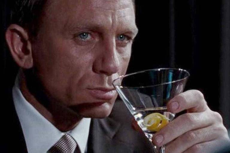 James Bond (Daniel Craig) bebe o drinque Vesper Martini em 'Cassino Royale' (2006)