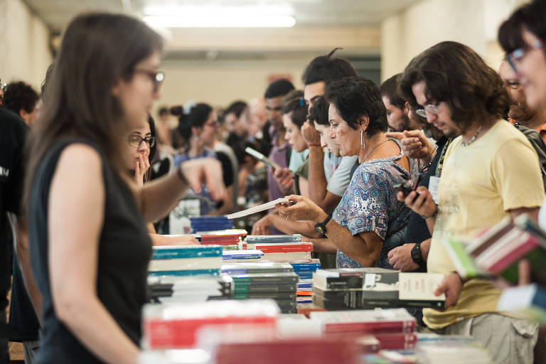 Leitores no estande da Editora 34, durante festa do livro da USP, em 2014