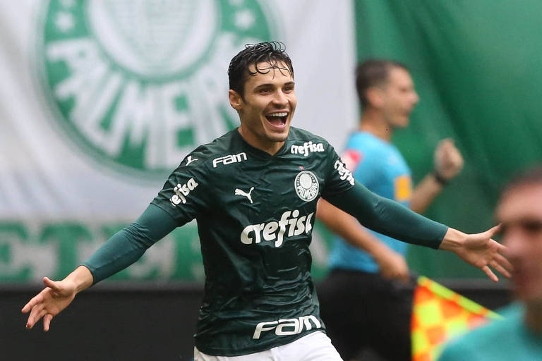 O meia Raphael Veiga comemora seu gol contra a equipe do Ceará, em partida válida pelas quartas de final da Copa do Brasil, no Allianz Parque