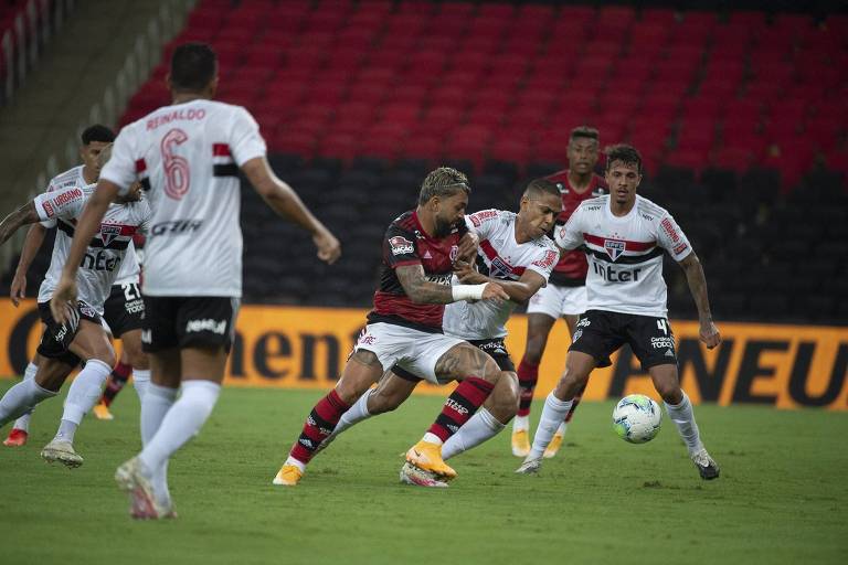 Gabigol disputa bola na partida entre Flamengo e São Paulo pela Copa do Brasil