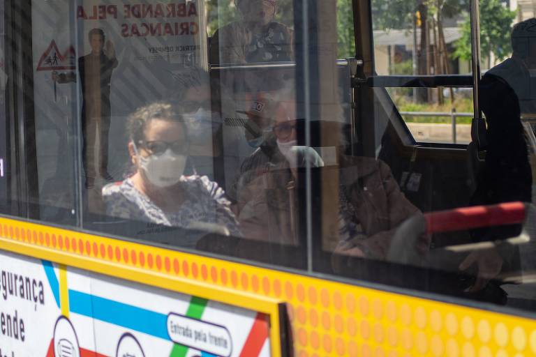 Máscaras já são obrigatórias nos transportes públicos e nas ruas, quando não é possível fazer distanciamento físico | Foto: Giuliana Miranda/Folhapress