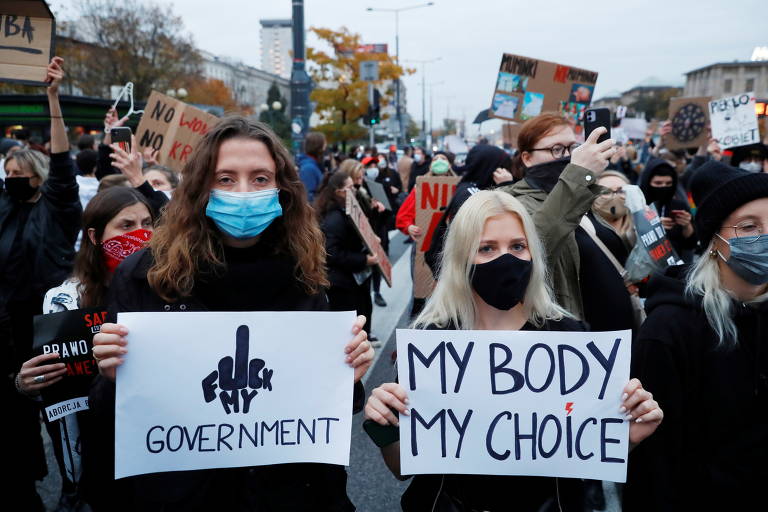 Feministas protestam contra proibição do aborto na Polônia
