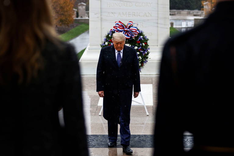 O presidente Donald Trump durante cerimônia em homenagem ao Dia do Veterano, em Arlington, no estado da Virgínia