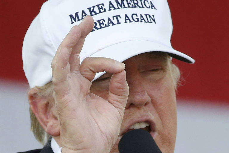 Donald Trump, então candidato republicano à Presidência dos EUA em 2016, faz campanha em Miami usando boné com os dizeres 'Faça a América grande novamente'