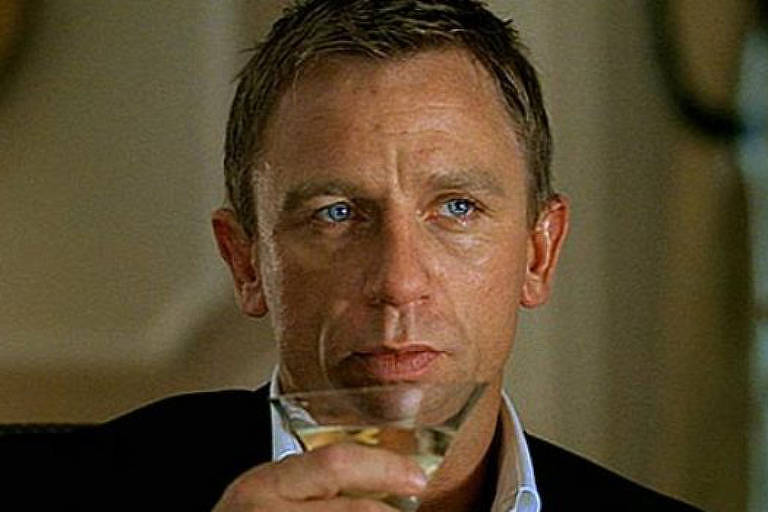 James Bond, interpretado por Daniel Craig, bebe um dry martini, em cena do filme "Cassino Royale"