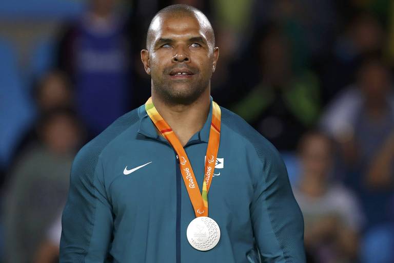 Antônio Tenório, judoca paraolímpico brasileiro, com a medalha de prata nos Jogos do Rio-2016
