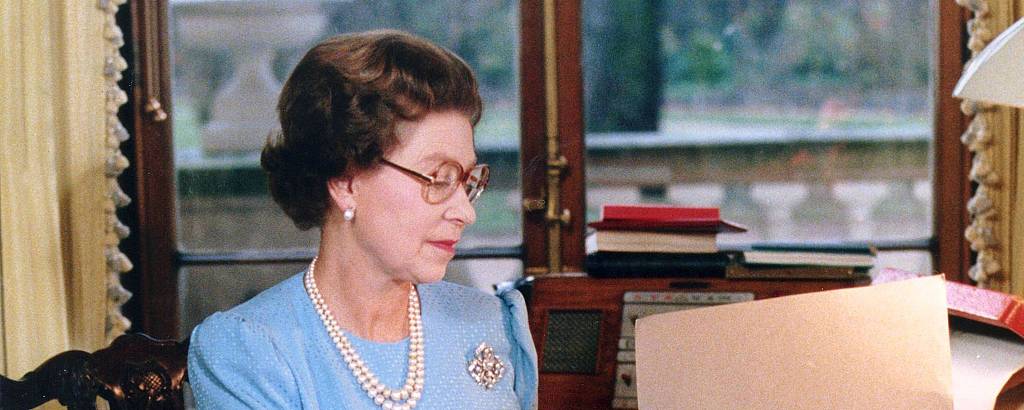 A rainha Elizabeth 2ª em seu escritório, em 1985