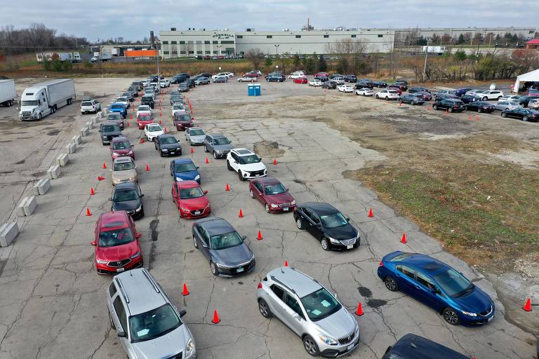 Americanos fazem fila em drive-in de centro de testes de Covid-19 em Aurora, em Illinois