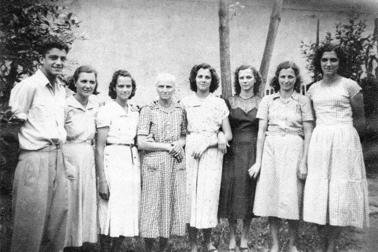 Larião, pai da colunista Katia Rubio, com suas irmãs e a mãe, no final dos anos 1950