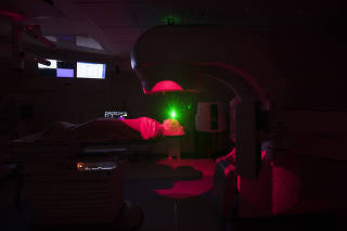 ***Especial Cancer*** A fisica Tatiana ALves,36, demonstra o novo equipamento  Calypso para radioterapia que amplia o nivel de precisao alem de diminuir o numero de sessoes para o cliente  do Hospital Sirio Libanes.