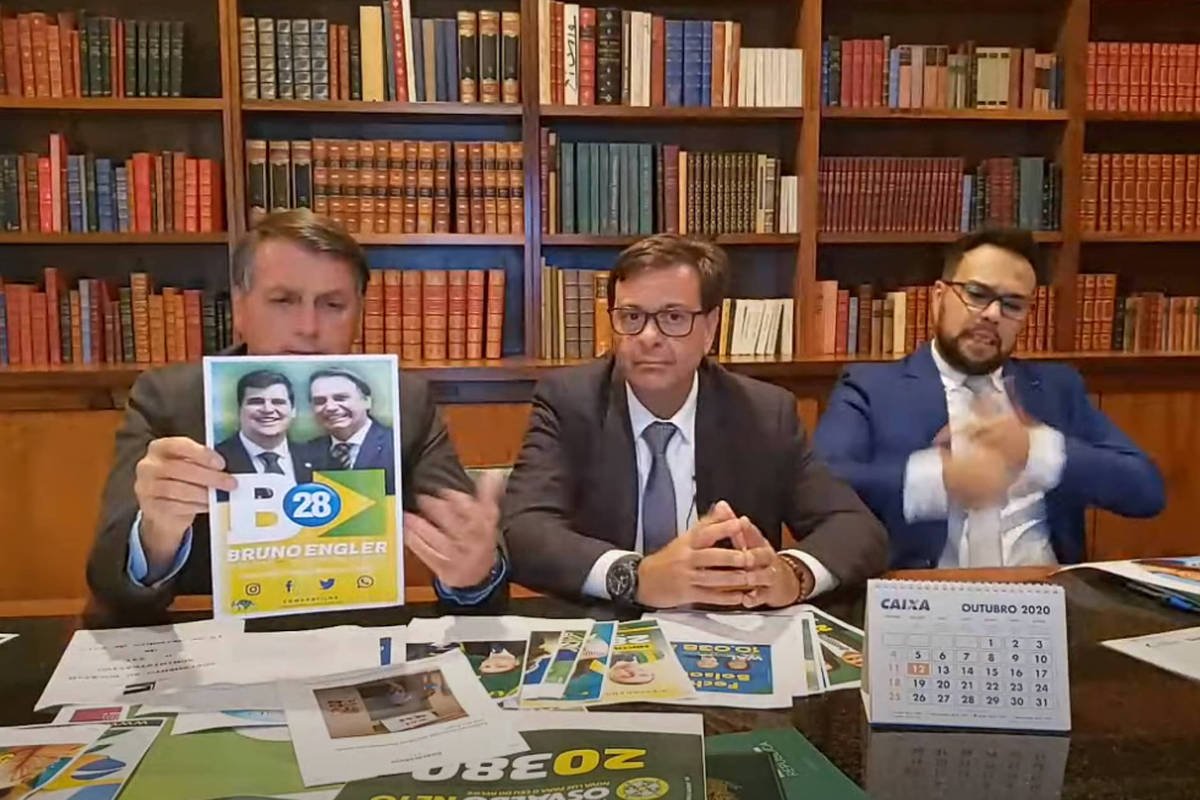 De 45 vereadores apoiados por Bolsonaro, ao menos 33 foram derrotados nas urnas