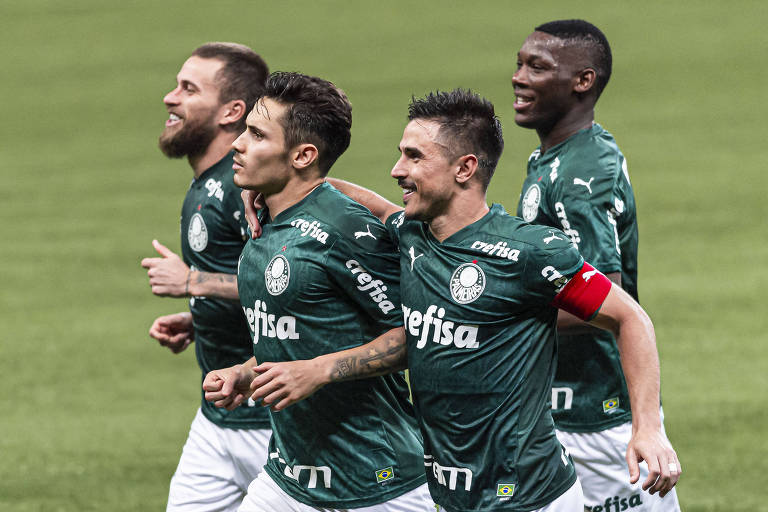 Raphael Veiga (segundo à esq.) comemora um de seus dois gols com Lucas Lima (esq.), Willian e Patrick de Paula na vitória sobre o Fluminense