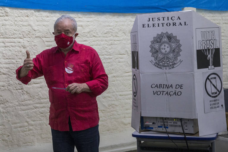 Veja os principais políticos votando no Brasil