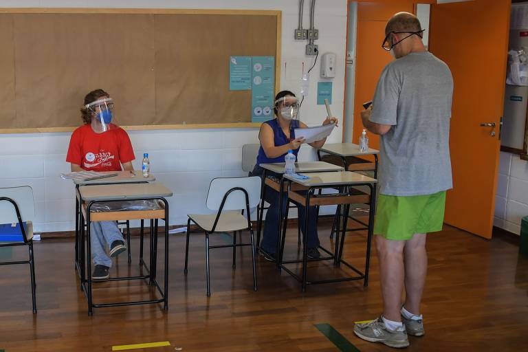 Um homem dá seu voto em uma seção eleitoral durante as eleições municipais em São Paulo