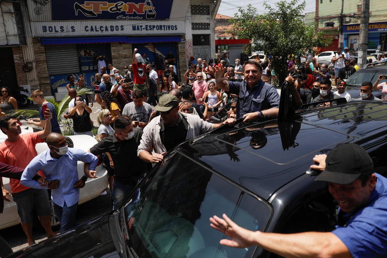 O presidente do Brasil, Jair Bolsonaro, gesticula ao sair após votar durante as eleições municipais no Rio de Janeiro