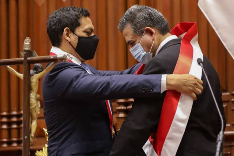 Manuel Merino, à direita, recebe a faixa presidencial de seu vice, Luis Alberto Valdez, durante a cerimônia de posse, em Lima