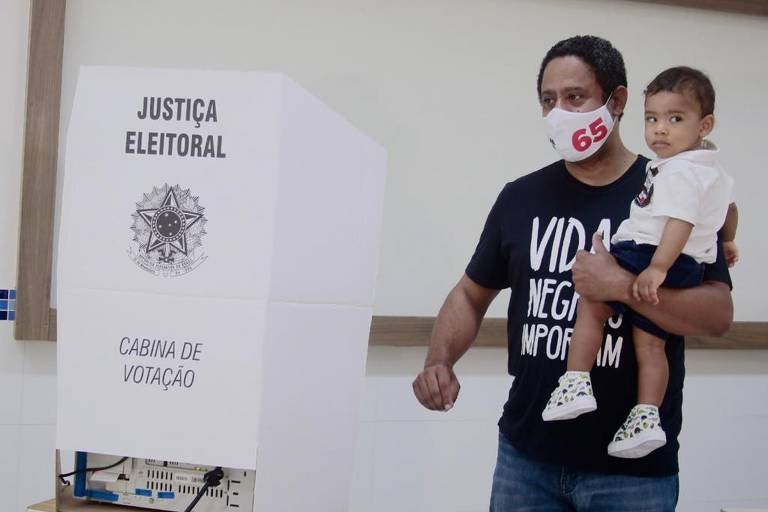 Orlando Silva, então candidato à Prefeitura de SP,  vota com a família durante eleições de 2020
