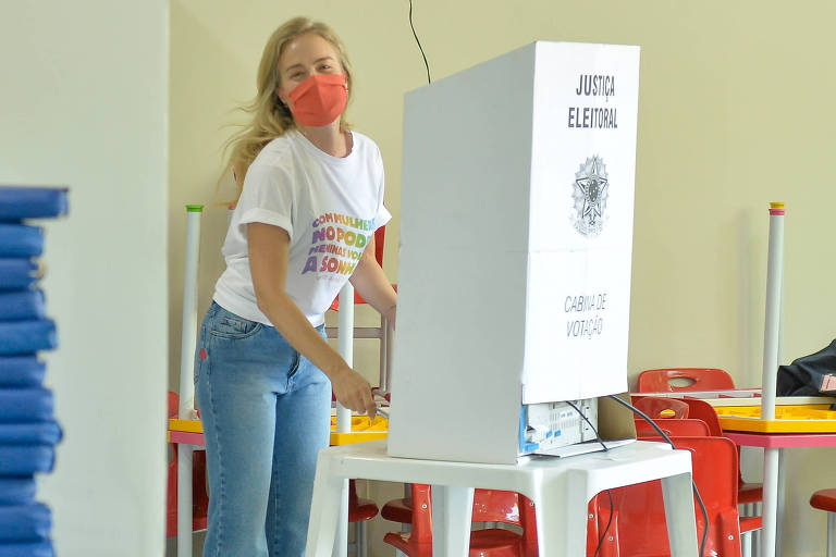 Com blusa de empoderamento feminino, Angélica vota no Rio de Janeiro