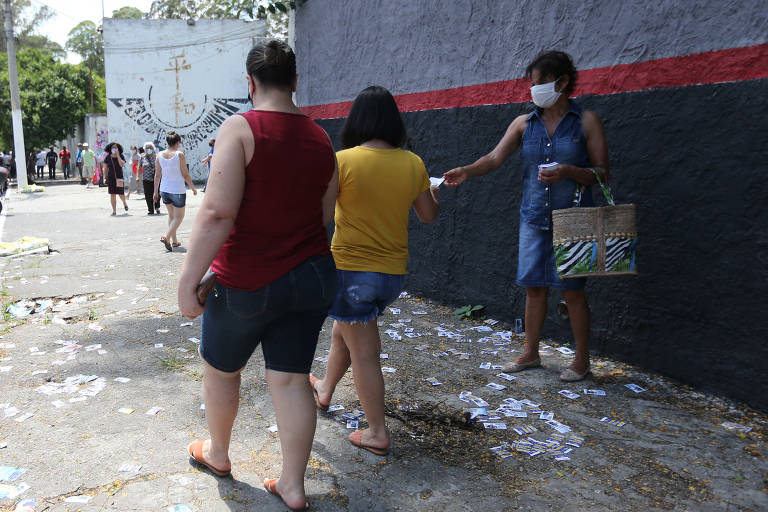 Eleitores votam na E.E. Cidade de Hiroshima, em Itaquera, zona leste
