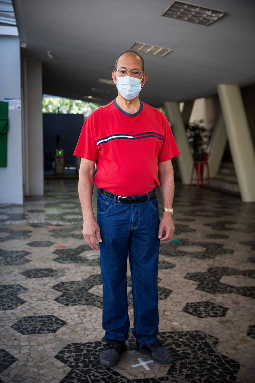 Valdemar Gomes Ribeiro, 70, aguarda para votar em lugar marcado respeitando o distanciamento social, no Colégio Dante Alighieri, no bairro dos Jardins, em São Paulo