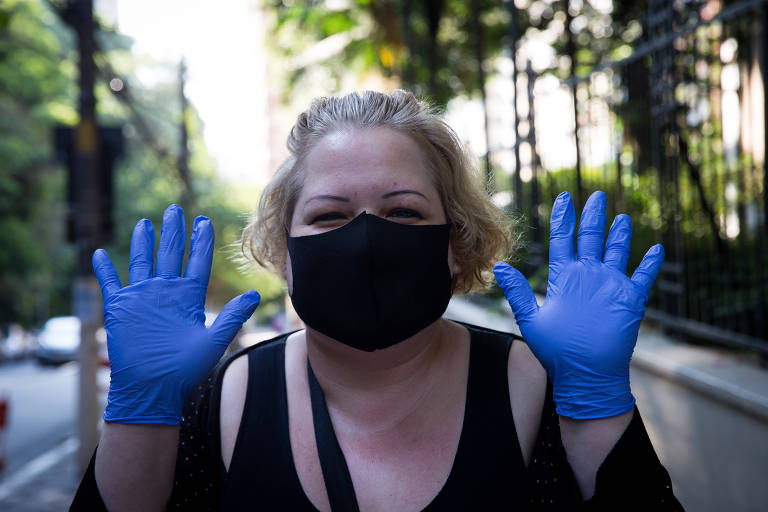 A eleitora Adriana Jordão, 45, preparada para votar, no Colégio Dante Alighieri, no bairro dos Jardins, em São Paulo