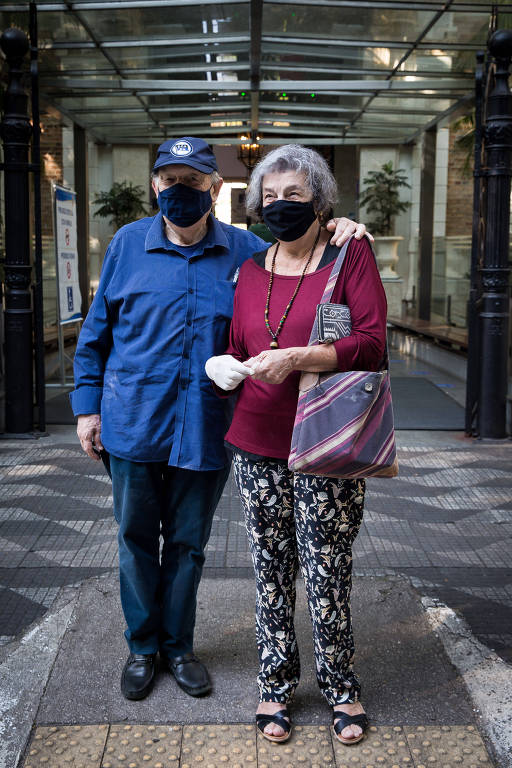 O casal José Roberto Cersosimo, 77 e Maria Luiza Cersosimo, 77,  no Colégio Dante Alighieri, no bairro dos Jardins, em São Paulo