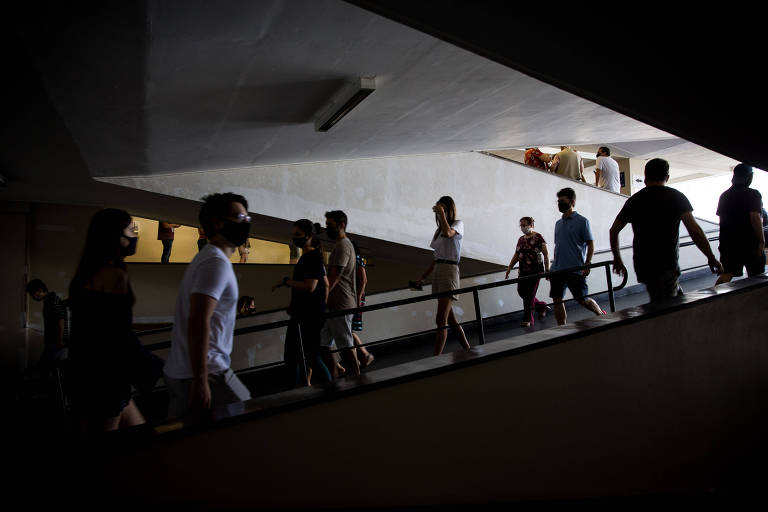 Movimentação de eleitores na PUC, no bairro de  Perdizes, em São Paulo